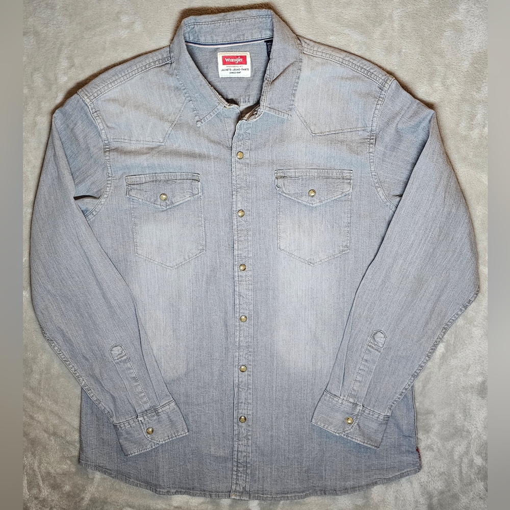 Wrangler Men's Vintage Pearl Snap Jean Button up shirt Large Blue denim.